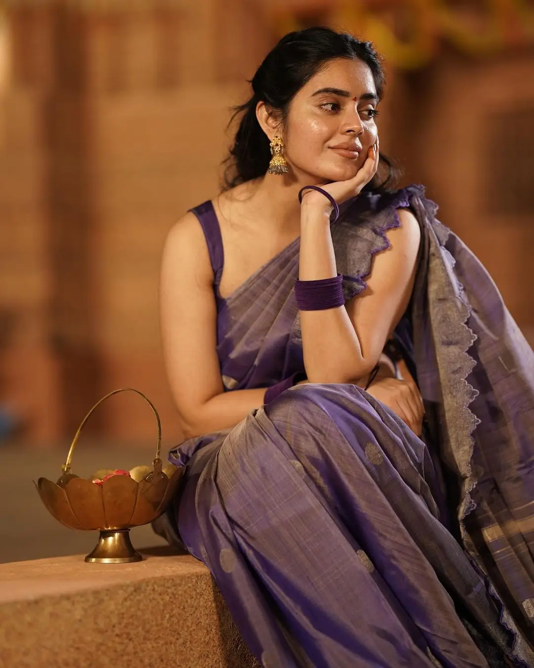 Kushita Kallapu In Traditional Violet Saree Sleeveless Blouse